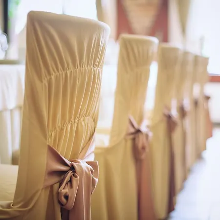 Hubertus & Restaurant & Horse Club Semesterpark