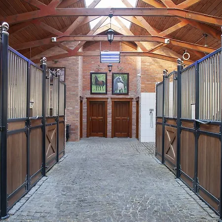 Hubertus & Restaurant & Horse Club Semesterpark